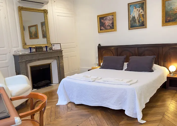Chambre de charme au coeur du vieux Valence - Confort&Calme